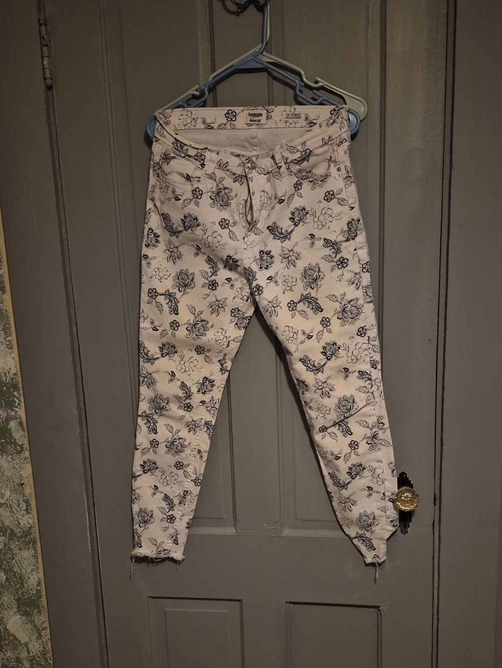 Kensie White Skinny Jeans with Black Floral Print